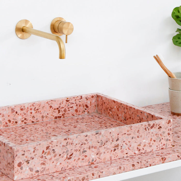 Terrazzo Wastafel in het roze van Furnified in een badkamer.ALT