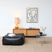 Tapijt naturel Furnified Lino in een woonkamer samen met andere meubels.ALT